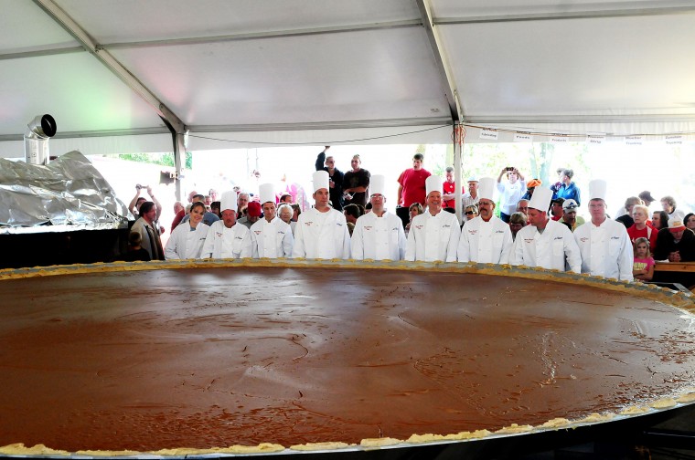 picture of the worlds largest pumpkin pie